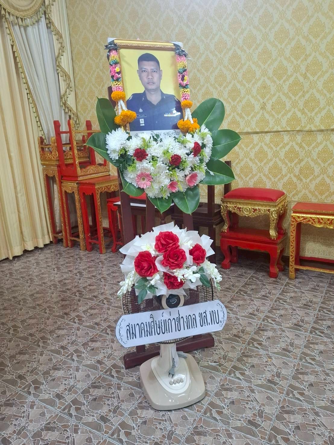 วันที่ 21 กรกฎาคม 2568 เวลา 16:00 น ที่วัดไผ่เหลือง บางรักพัฒนา อำเภอบางบัวทอง นนทบุรี ว่าที่ ร.ต.ฐาพล สาติยะ (A.T.E.18) ว่าที่นายกสมาคมศิษย์เก่า ช่างกล ขส.ทบ. นายจักราวุธ บุรมย์ (A.T.E.22) เลขาสมาคมฯ และ จ.ส.อ.ณัฐพากย์ แก้วประสิทธิ์ นายทะเบียนสมาคม ฯ(A.T.E.23) ได้มาร่วมรดน้ำศพ จ.ส.อ.พิษณุ นุชเจริญ (น้องเก่ง A.T.E.30) ขอแสดงความเสียใจต่อครอบครัว"นุชเจริญ"และ ขอให้น้องไปสู่สัมปรายภพที่ดีด้วยครับ - 5